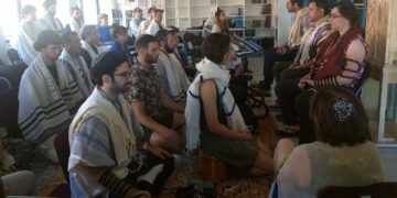 סטודנטים עושים מדיטציה כחלק מתפילת הבוקר בישיבת רוממו בניו יורק, 16 ביולי, 2019. הישיבה משלבת למידה מעמיקה של טקסטים יהודיים עם מיינדפולנס ומיסטיקה. (בן סיילס)