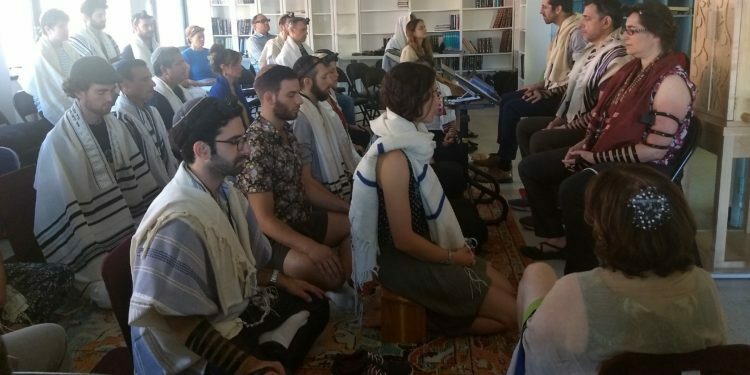 סטודנטים עושים מדיטציה כחלק מתפילת הבוקר בישיבת רוממו בניו יורק, 16 ביולי, 2019. הישיבה משלבת למידה מעמיקה של טקסטים יהודיים עם מיינדפולנס ומיסטיקה. (בן סיילס)