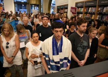 מפגינים יהודיים מתפללים בתוך חנות אמזון במרכז מנהטן בתשעה באב. צילום: גילי גץ