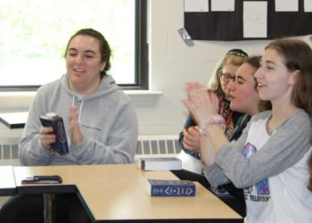 יוגה, מוסיקה ומדיטציה: בתי הספר הדתיים בארה״ב מחפשים דרכים להחזיר הרוחניות לתפילה