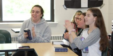 יוגה, מוסיקה ומדיטציה: בתי הספר הדתיים בארה״ב מחפשים דרכים להחזיר הרוחניות לתפילה