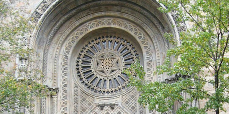 לקראת החגים: יוזמה להקצות מושבים בחינם בבתי כנסת למתפללים צעירים