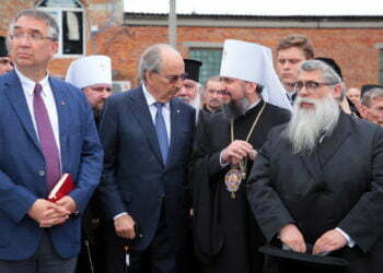 יעקב דב בלייך, מימין, הרב הראשי של אוקראינה, עם שגריר קנדה באוקראינה ונציג הכנסיה הרוסית-אורתודוקסית בטקס לזכר חברי תנועה לאומנית קיצונית שפעלה בימי מלחמת העולם השנייה, בסאמביר, אוקראינה, 21.8.2019 (אליונה ניקולייביץ'/בארקרופט מדיה באמצעות Getty Images).