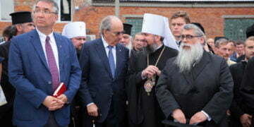 יעקב דב בלייך, מימין, הרב הראשי של אוקראינה, עם שגריר קנדה באוקראינה ונציג הכנסיה הרוסית-אורתודוקסית בטקס לזכר חברי תנועה לאומנית קיצונית שפעלה בימי מלחמת העולם השנייה, בסאמביר, אוקראינה, 21.8.2019 (אליונה ניקולייביץ'/בארקרופט מדיה באמצעות Getty Images).