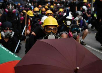 מפגינים עם מטריות ומסכות אב"כ מתעמתים עם משטרת ההפגנות במפרץ קאולון, הונג קונג, 24 באוגוסט, 2019 (ליליאן סוואנרומפה / AFP / גטי אימג'ז)