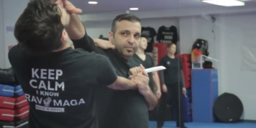 אבי אברהם, מדריך קרב מגע המעביר קורסי הגנה עצמית לקהילות בתי כנסת, מדגים בסרטון תדמית כיצד להילחם בתוקף. (צילום מסך מיוטיוב)