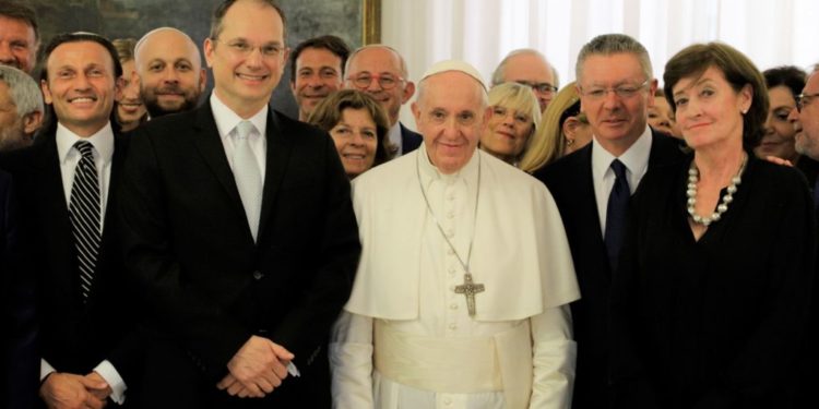 האפיפיור נפגש עם נציגי יהדות ספרד בוותיקן