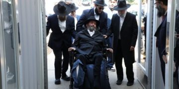 רב הסובל ממחלת ניוון שרירים קשה חצה את אמריקה כדי לחגוג בר מצווה לבנו