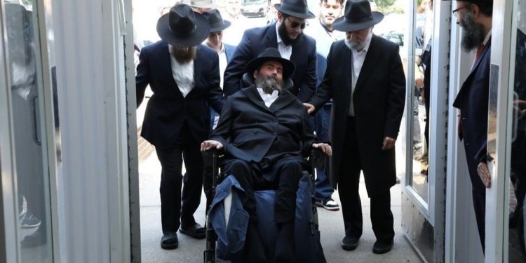 רב הסובל ממחלת ניוון שרירים קשה חצה את אמריקה כדי לחגוג בר מצווה לבנו