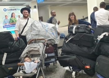 הרב חיים בר סלע, אשתו דינה וזלמן שניאור בן שמונת החודשים מגיעים לקיגאלי, רואנדה, כדי להקים את בית חב"ד הראשון במדינה. (באדיבות חב"ד)