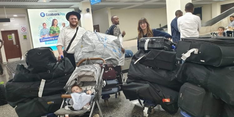 הרב חיים בר סלע, אשתו דינה וזלמן שניאור בן שמונת החודשים מגיעים לקיגאלי, רואנדה, כדי להקים את בית חב"ד הראשון במדינה. (באדיבות חב"ד)