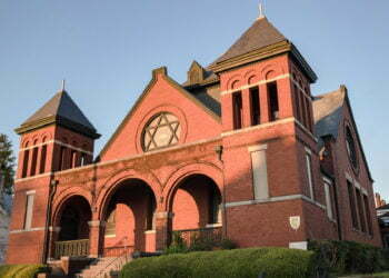 חזית בית הכנסת "משכן ישראל" בסלמה, אלבמה. קהילת בית הכנסת מונה 4 חברים הרוצים להפוך אותו למוזיאון. (איימי מיליגן)