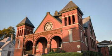 חזית בית הכנסת "משכן ישראל" בסלמה, אלבמה. קהילת בית הכנסת מונה 4 חברים הרוצים להפוך אותו למוזיאון. (איימי מיליגן)