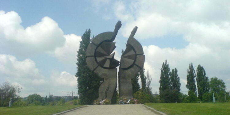 גן ילדים נפתח במחנה ריכוז לשעבר בסרביה