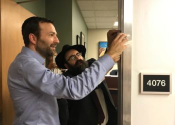 בצעד סמלי, קבעו מחוקקים יהודים מקליפורניה מזוזות בדלתות משרדיהם