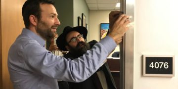 בצעד סמלי, קבעו מחוקקים יהודים מקליפורניה מזוזות בדלתות משרדיהם