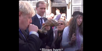 מה קורה כשבוריס ג׳ונסון מנסה לתקוע בשופר