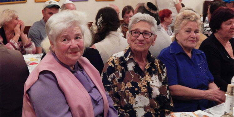 עבור יהודים במצוקה, לפעמים גפילטע פיש הוא יותר מעוד מנה על שולחן החג