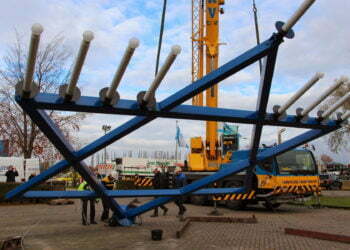 החנוכייה שתרם ארגון "נוצרים למען ישראל" מורכבת בנייקרק ליד אמסטרדם ב – 25 בנובמבר 2013 (שרה ואן אורדט, "נוצרים למען ישראל").