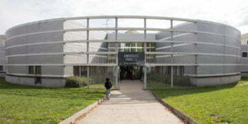 לפני שנה סערה צרפת מסיפורה של הסטודנטית היהודיה שסבלה מאנטישמיות. שנה אחרי, היא מרימה ידיים