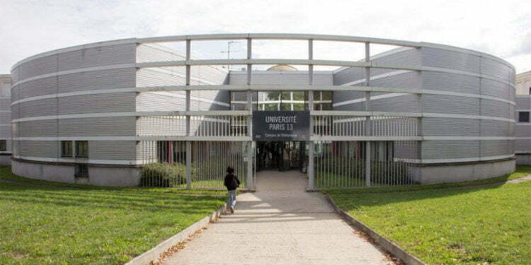 לפני שנה סערה צרפת מסיפורה של הסטודנטית היהודיה שסבלה מאנטישמיות. שנה אחרי, היא מרימה ידיים