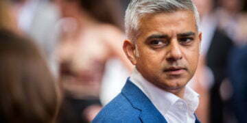 ראש העיר לונדון תומך בהקמת אנדרטה לזכר השואה סמוך לפרלמנט