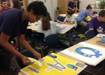 התלמידים בבית הספר של קהילת הרשורין שיף בסרסוטה, פלורידה, מכינים לוחות שירכיבו את הטבלה המחזורית. (בן סיילס)