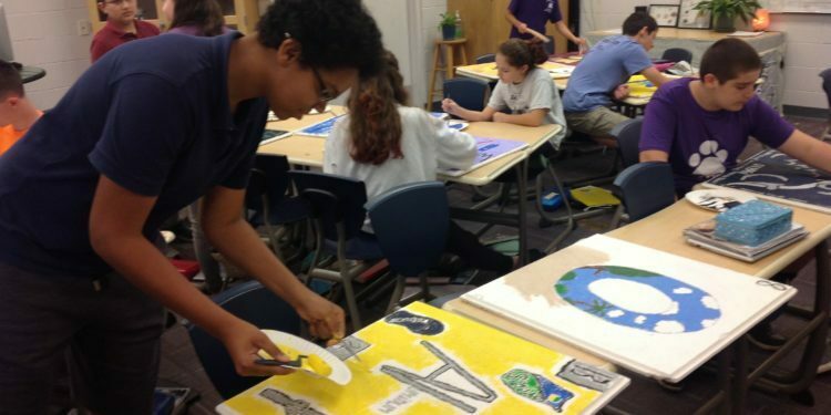 התלמידים בבית הספר של קהילת הרשורין שיף בסרסוטה, פלורידה, מכינים לוחות שירכיבו את הטבלה המחזורית. (בן סיילס)