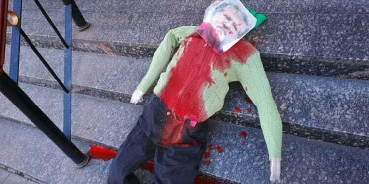 אוקראינה: בובה בדמות מיליארדר יהודי מוכתמת בצבע אדום נמצאה מחוץ לבית כנסת