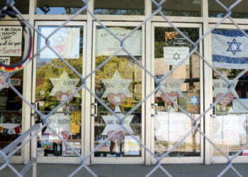 חיים את הטבח דקה אחר דקה: במלאות שנה לטבח בפיטסבורג הניצולים מנסים לאסוף את השברים