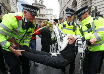 עם טלית וארבעת המינים ביד, רב בריטי נגרר למעצר בלונדון בהפגנה נגד משבר האקלים