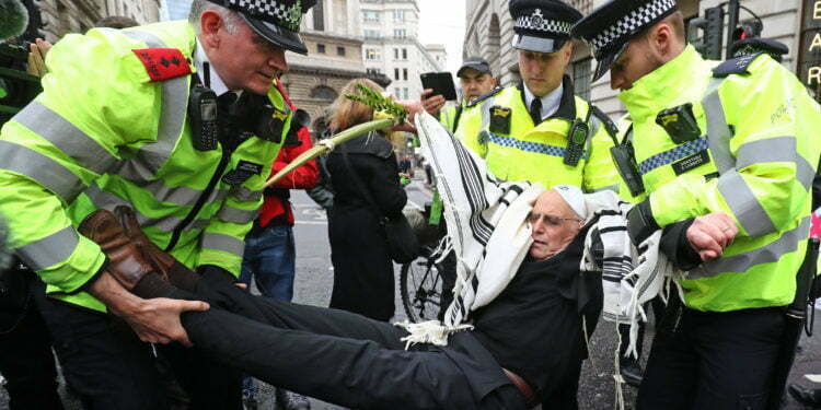 עם טלית וארבעת המינים ביד, רב בריטי נגרר למעצר בלונדון בהפגנה נגד משבר האקלים