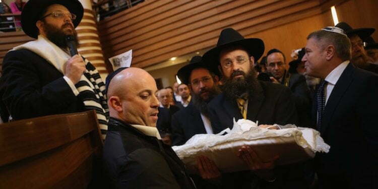 שוודיה: מפלגת המרכז אימצה מדיניות האוסרת קיום ברית מילה