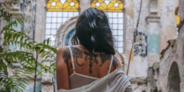 זעם בקהילה היהודית ברומניה: בית כנסת נטוש הפך אתר צילומים להלבשה תחתונה