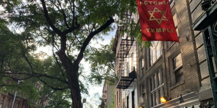 מקדש השחקנים: הצצה אל בית הכנסת שבו התפללו גדולי הכוכבים של ברודוויי