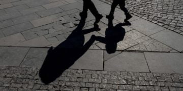 פראג תחזיר שברי מצבות יהודיות שהפכו לאבני מדרכה