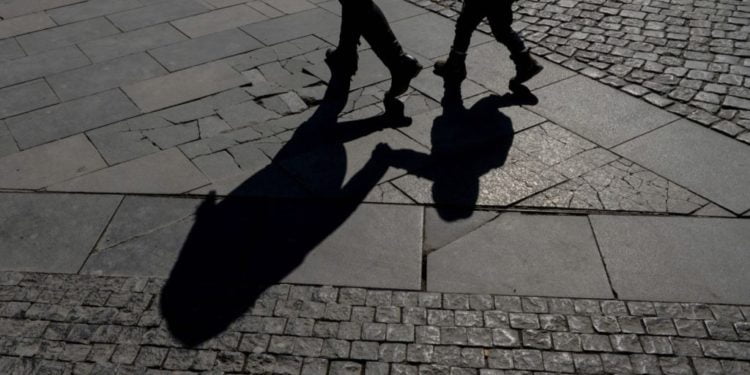 פראג תחזיר שברי מצבות יהודיות שהפכו לאבני מדרכה