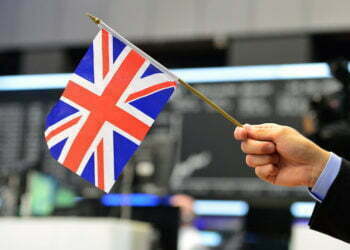 בריטניה: מועמד שמרני לפרלמנט האשים רבנים ישראלים ב״שטיפת מוח״ ליהודים המבקרים בארץ