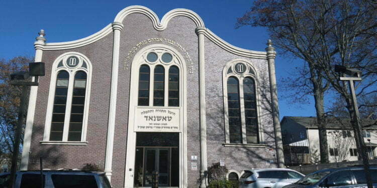 החיים בפרוור החרדי הזה של ניו יורק היו יפים. ואז נדקר מורה יהודי בדרך לבית הכנסת