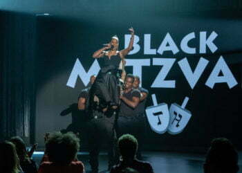 בלאק מצווה: הקומיקאית טיפאני האדיש גילתה שהיא יהודייה, ונהנית מכל רגע