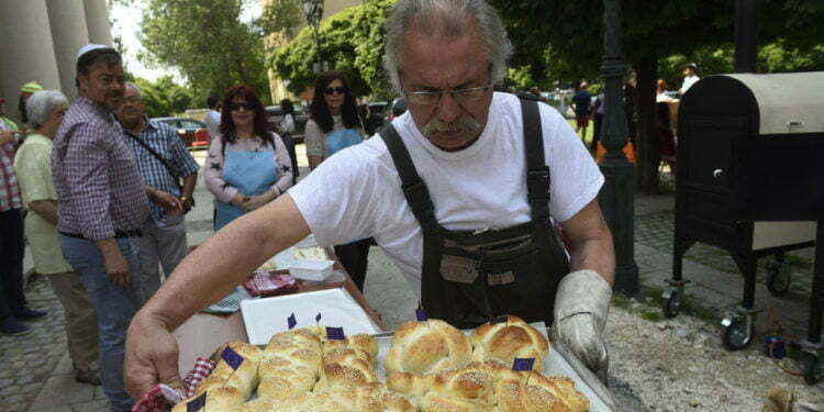 בבודפשט, החיים היהודיים חוזרים גם לצד השקט של הנהר