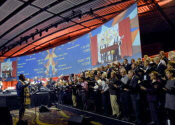 תפילת ערב שבת הגדולה באמריקה: 5000 מתפללים, מסכי ענק, להקה על הבמה