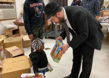 מסר של אחדות: שבועיים לאחר הירי הקטלני, שחורים ויהודים בג'רזי סיטי במבצע התרמה משותף