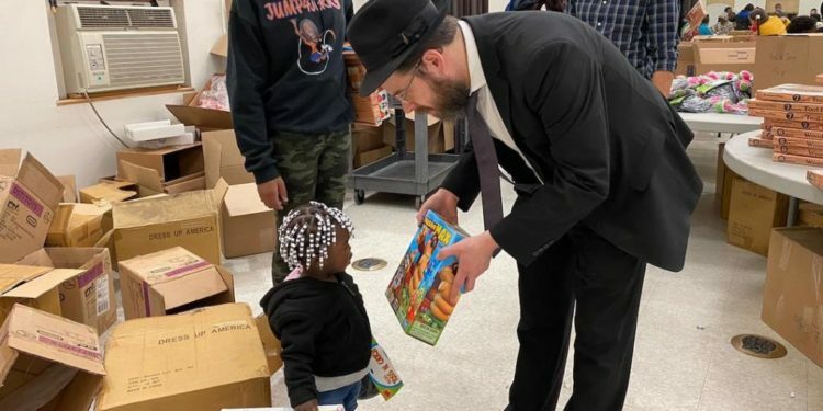 מסר של אחדות: שבועיים לאחר הירי הקטלני, שחורים ויהודים בג'רזי סיטי במבצע התרמה משותף