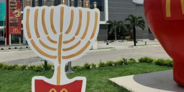 איך הפכה חנוכייה של מקדונלד׳ס לסמל היהודי הבולט באמזונס