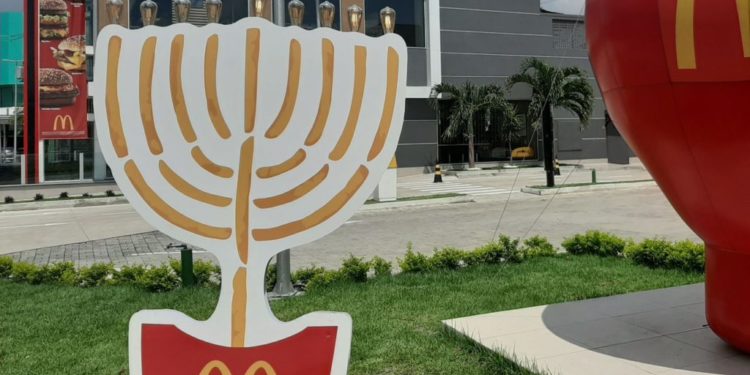 איך הפכה חנוכייה של מקדונלד׳ס לסמל היהודי הבולט באמזונס