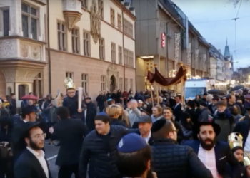 יהודים רוקדים עם ספר תורה ברחוב היטלר בגרמניה