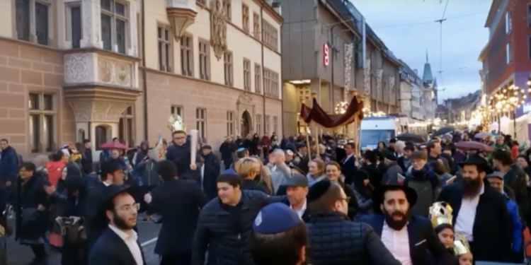 יהודים רוקדים עם ספר תורה ברחוב היטלר בגרמניה