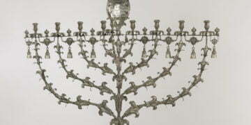 החנוכייה היקרה בעולם עומדת שוב על רגליה