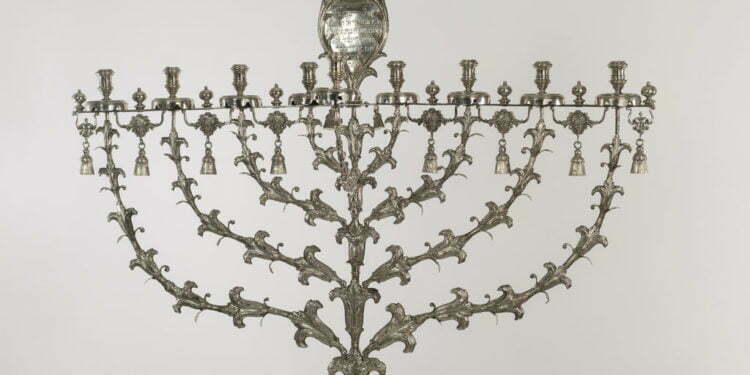 החנוכייה היקרה בעולם עומדת שוב על רגליה